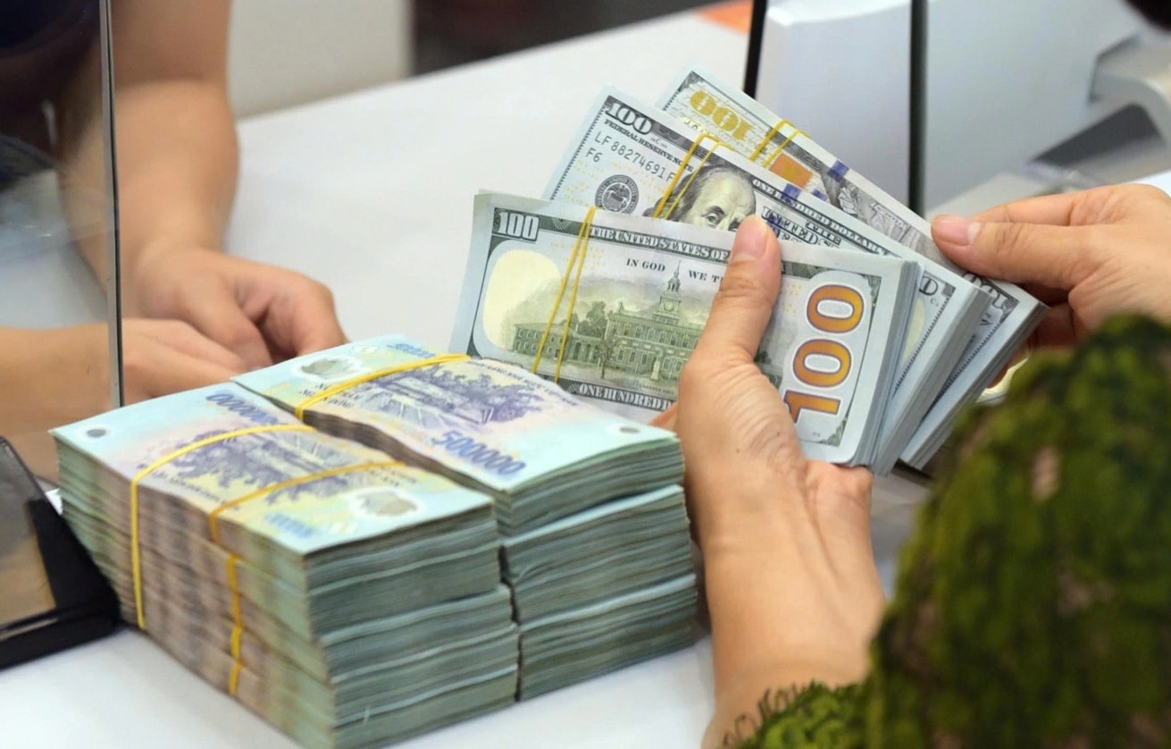 Tỷ giá hạ nhiệt do đồng USD suy yếu, NHNN đảo chiều rút ròng lượng lớn tiền khỏi thanh khoản (Ảnh TL)