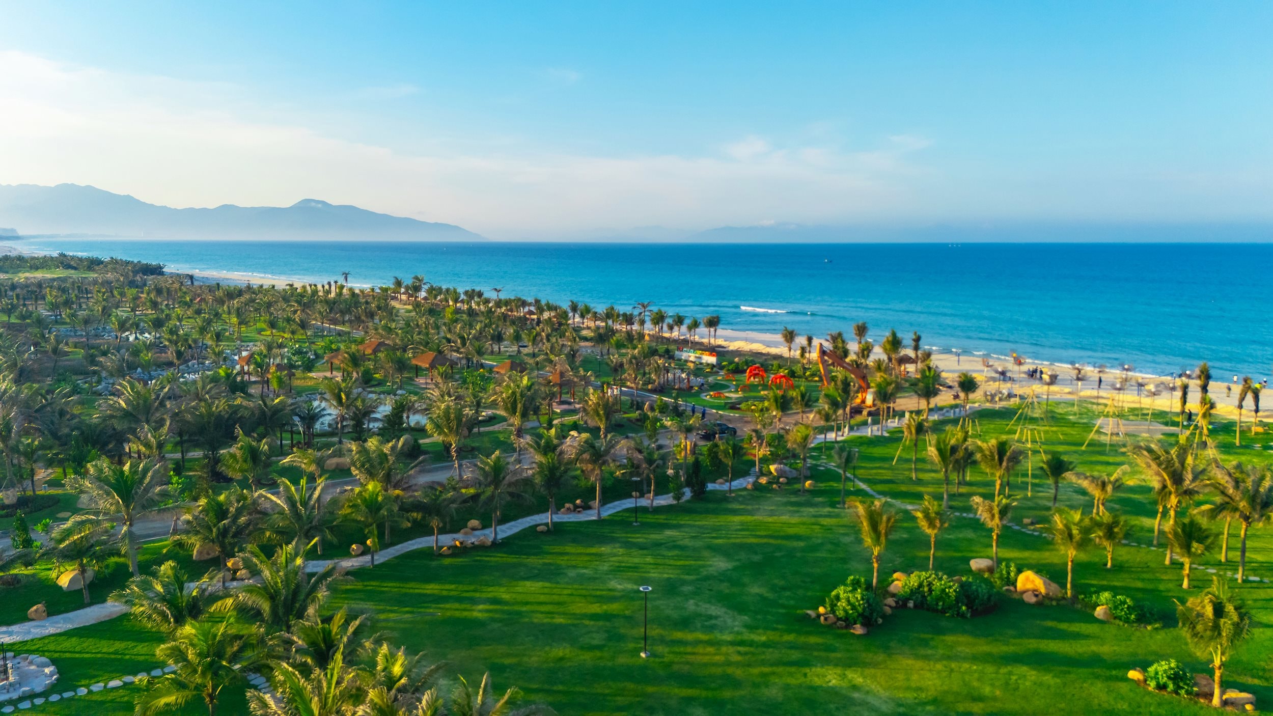 Biển Bãi Dài - Cam Ranh là 1 trong 10 bãi biển đẹp nhất hành tinh, hút khách du lịch quốc tế.