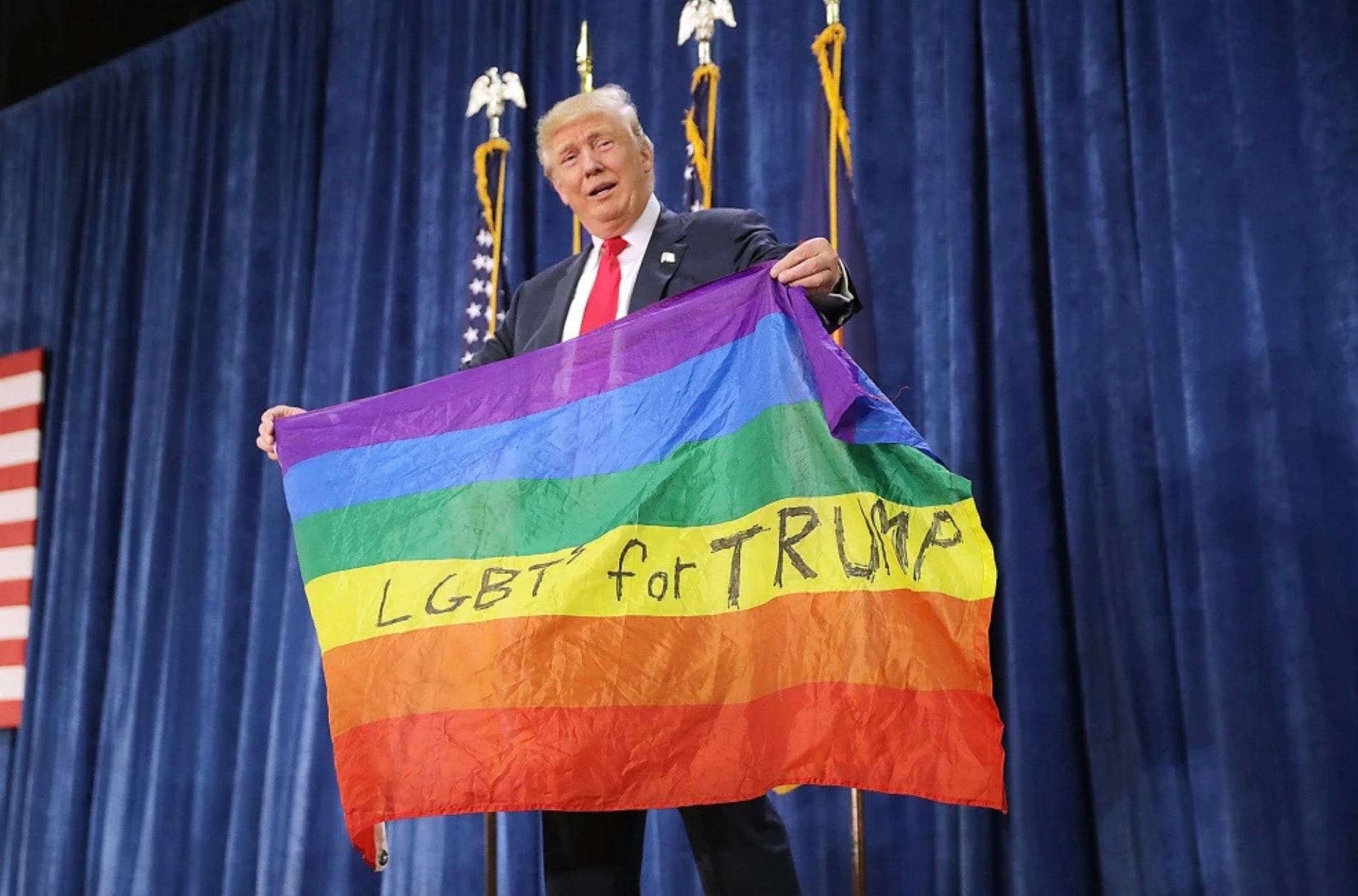 Ông Trump cầm lá cờ biểu tượng của cộng đồng LGBT. Ảnh chụp màn hình.