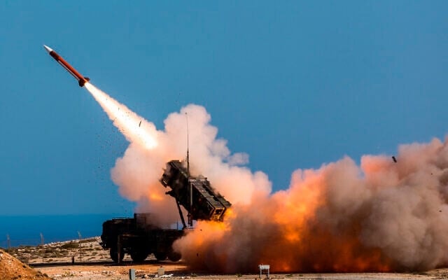 Trong hình ảnh do Bộ Quốc phòng Hoa Kỳ công bố, binh lính Đức đang khai hỏa hệ thống vũ khí Patriot tại Cơ sở Bắn tên lửa của NATO, ở Chania, Hy Lạp, vào ngày 8 tháng 11 năm 2017. (Sebastian Apel/Bộ Quốc phòng Hoa Kỳ, qua AP, File)