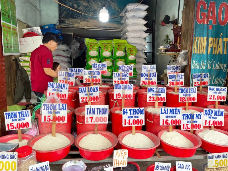 Giá gạo trong nước đang giảm, giá thịt lợn lại tăng