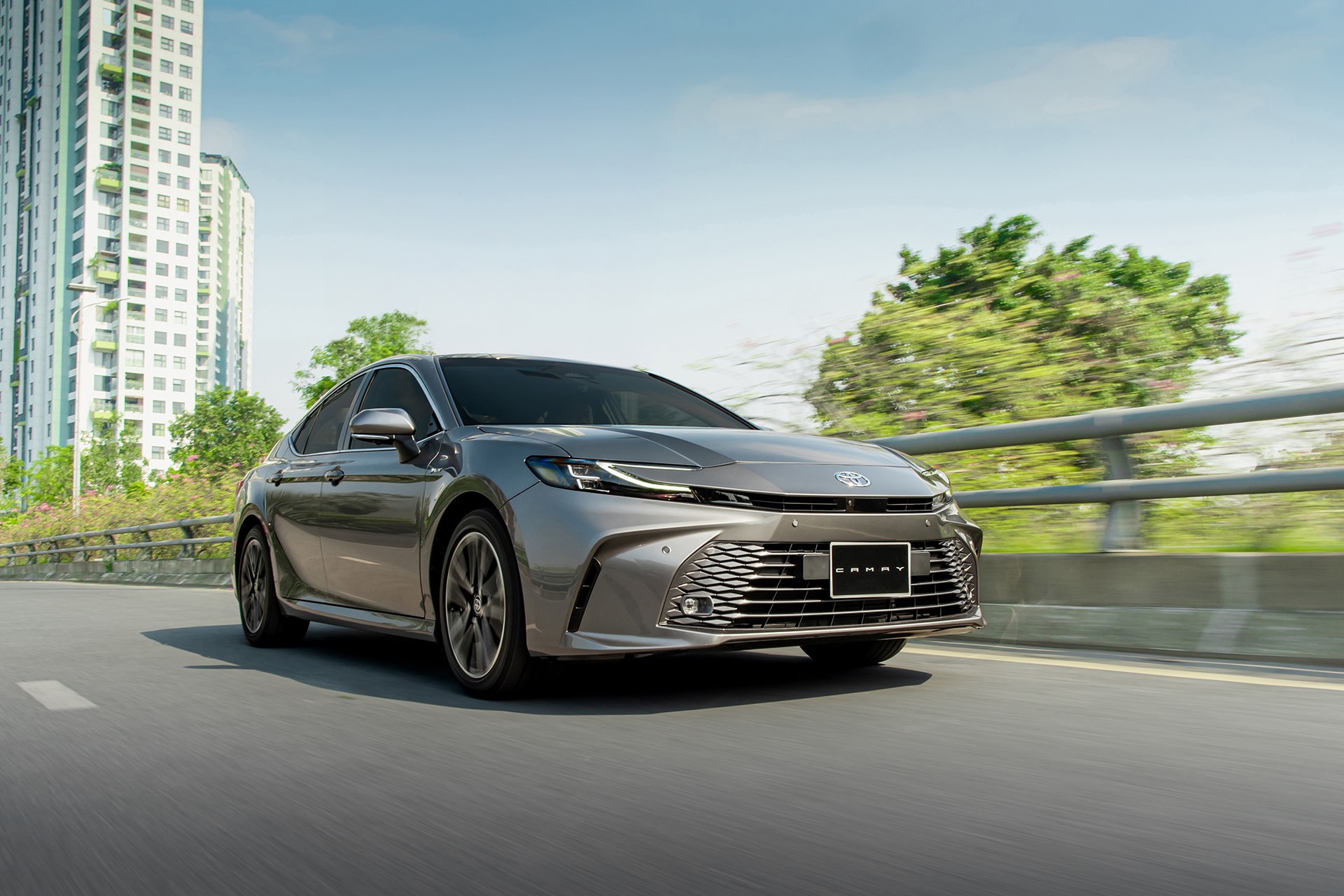 Giá bán lẻ niêm yết của mẫu xe Toyota Camry bất ngờ tăng thêm 12 triệu đồng - Ảnh: TMV
