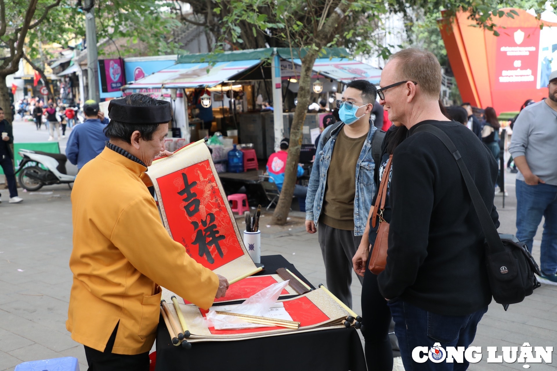 congluan-cdn.congluan.vn-files-content-2023-01-01-_pho-di-bo-ho-guom-nhon-nhip-ngay-dau-nam-moi-quy-mao-2023-155956804.jpg