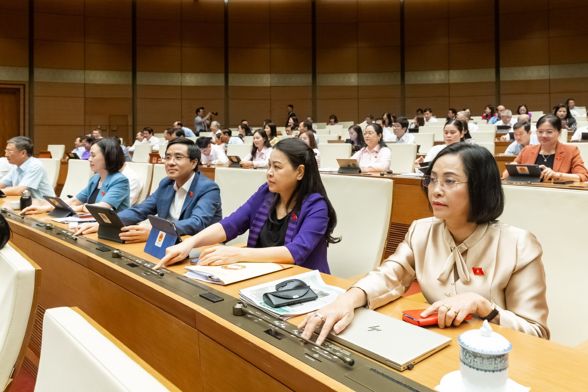 Các đại biểu Quốc hội biểu quyết thông qua Nghị quyết của Quốc hội về việc sửa đổi, bổ sung một số điều của Hiến pháp năm 2013.