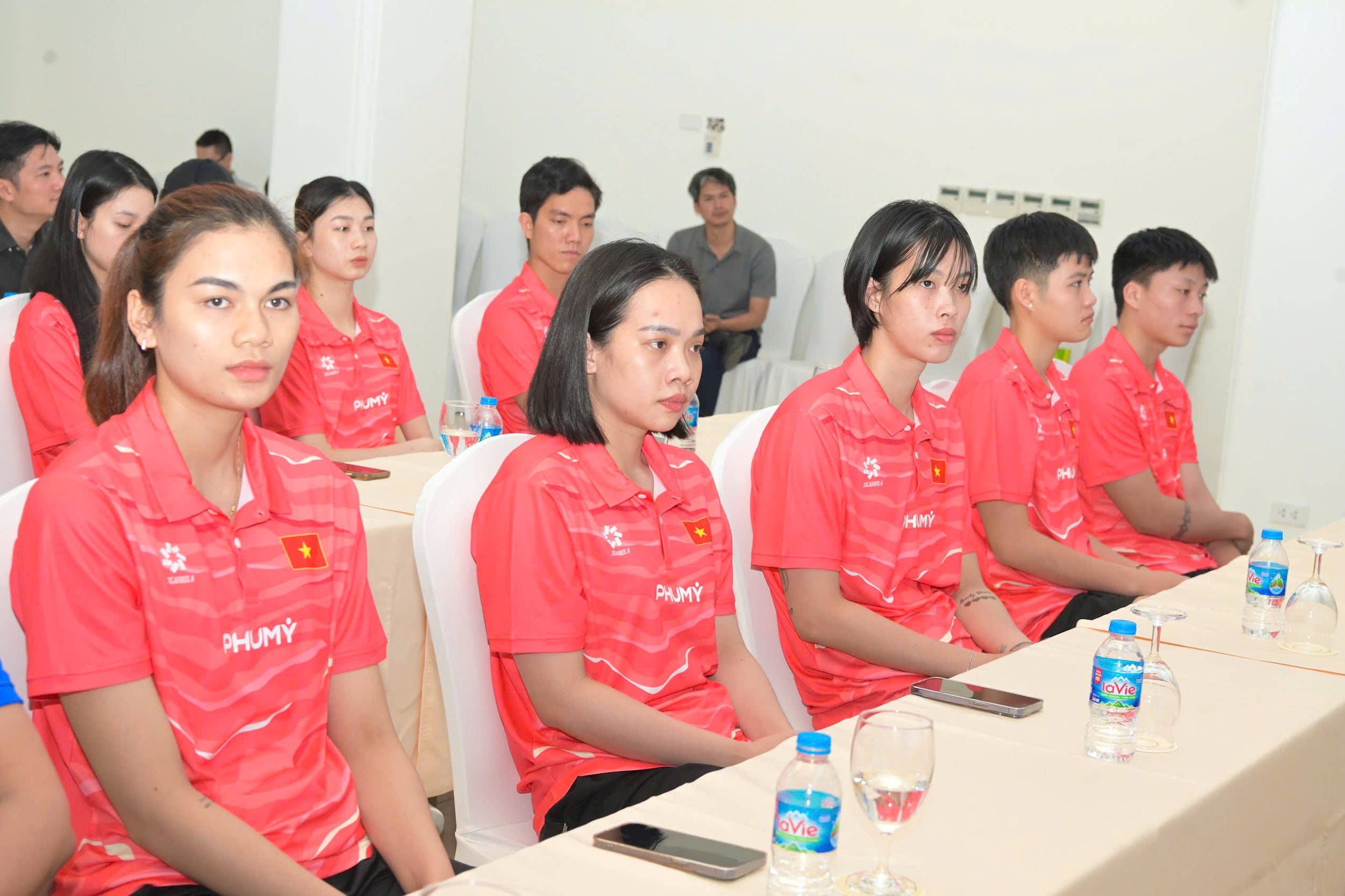 Những cô gái của đội tuyển bóng chuyền nữ Việt Nam trong mẫu áo di chuyển mới mang thương hiệu Phú Mỹ (1)