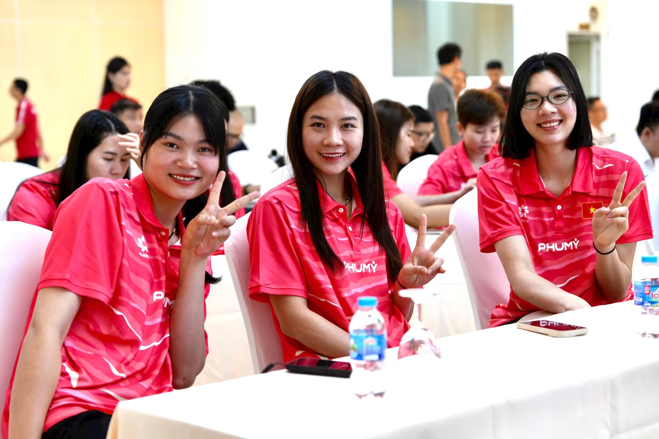 Những cô gái của đội tuyển bóng chuyền nữ Việt Nam trong mẫu áo di chuyển mới mang thương hiệu Phú Mỹ (3)
