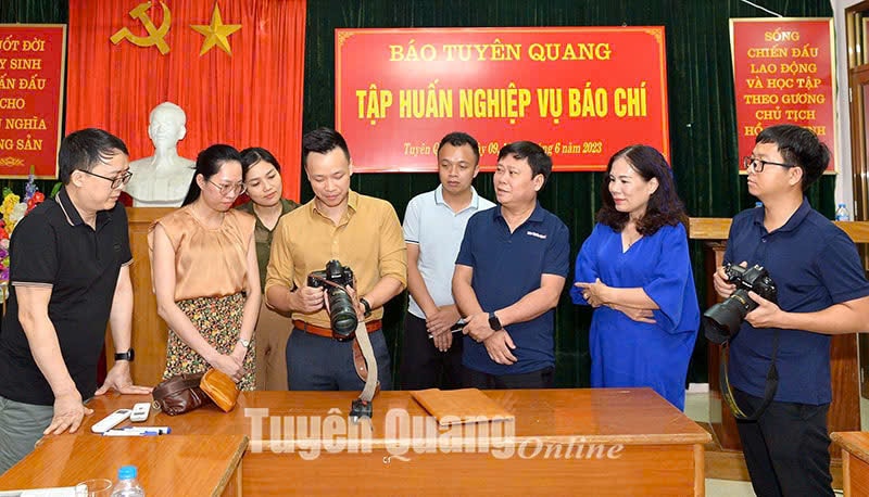 Báo Tuyên Quang thường xuyên tổ chức các lớp tập huấn kỹ năng làm báo đa phương tiện cho đội ngũ, một phần trong nỗ lực 'trẻ hóa' và tiếp cận độc giả Gen Z
