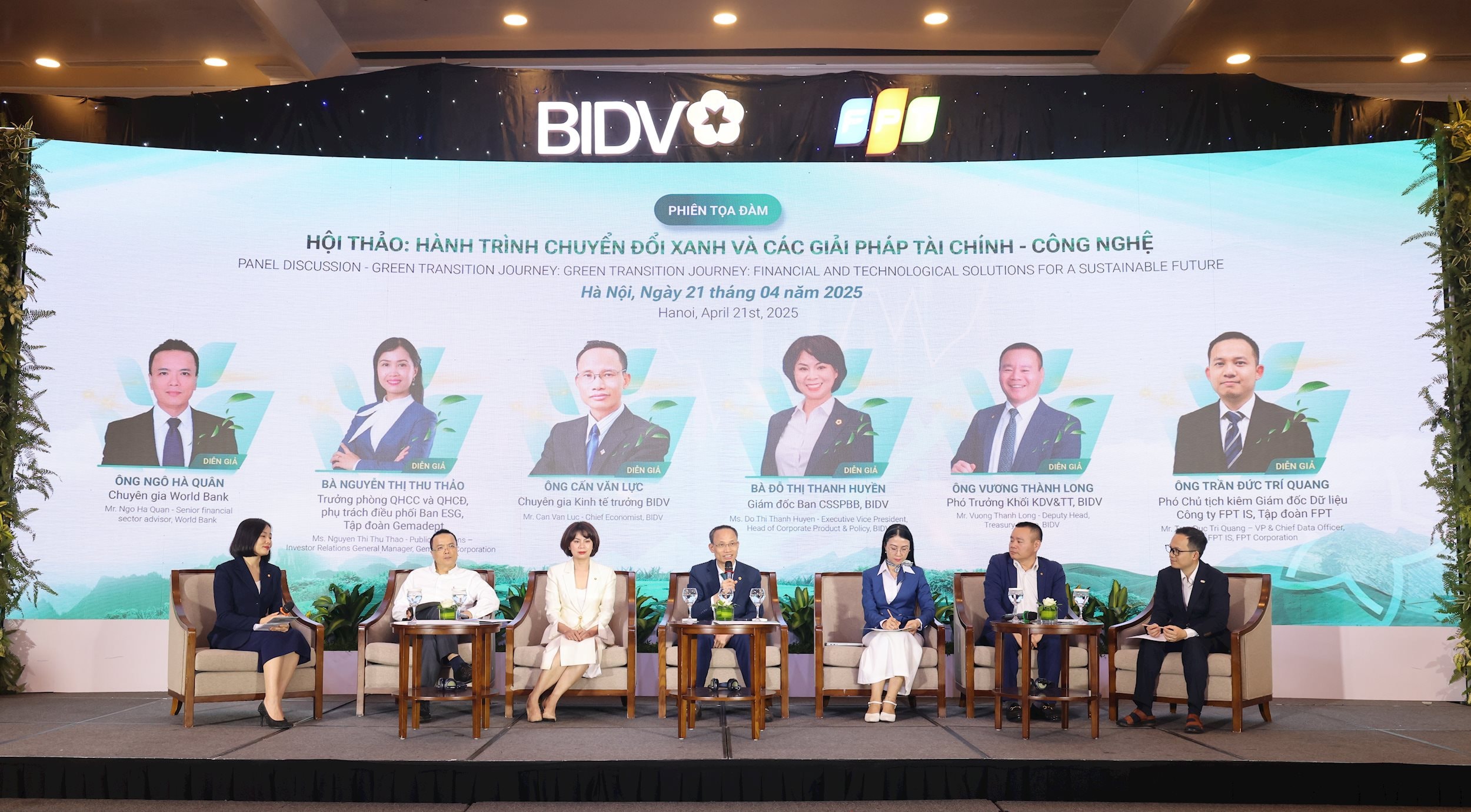 Các diễn giả tham gia tọa đàm tại Hội thảo Hành trình chuyển đổi xanh và các giải pháp tài chính - công nghệ