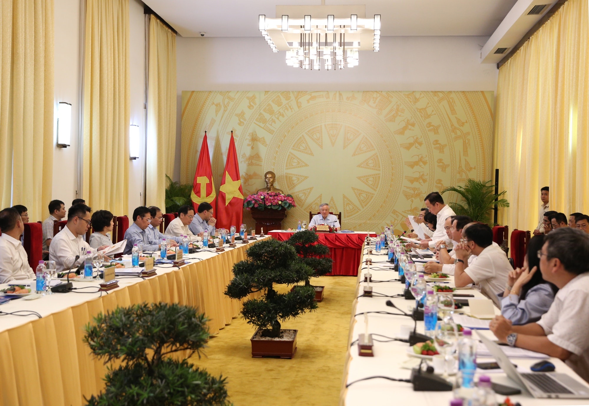 lam-viec-voi-hcm-174669129106955893948.jpg