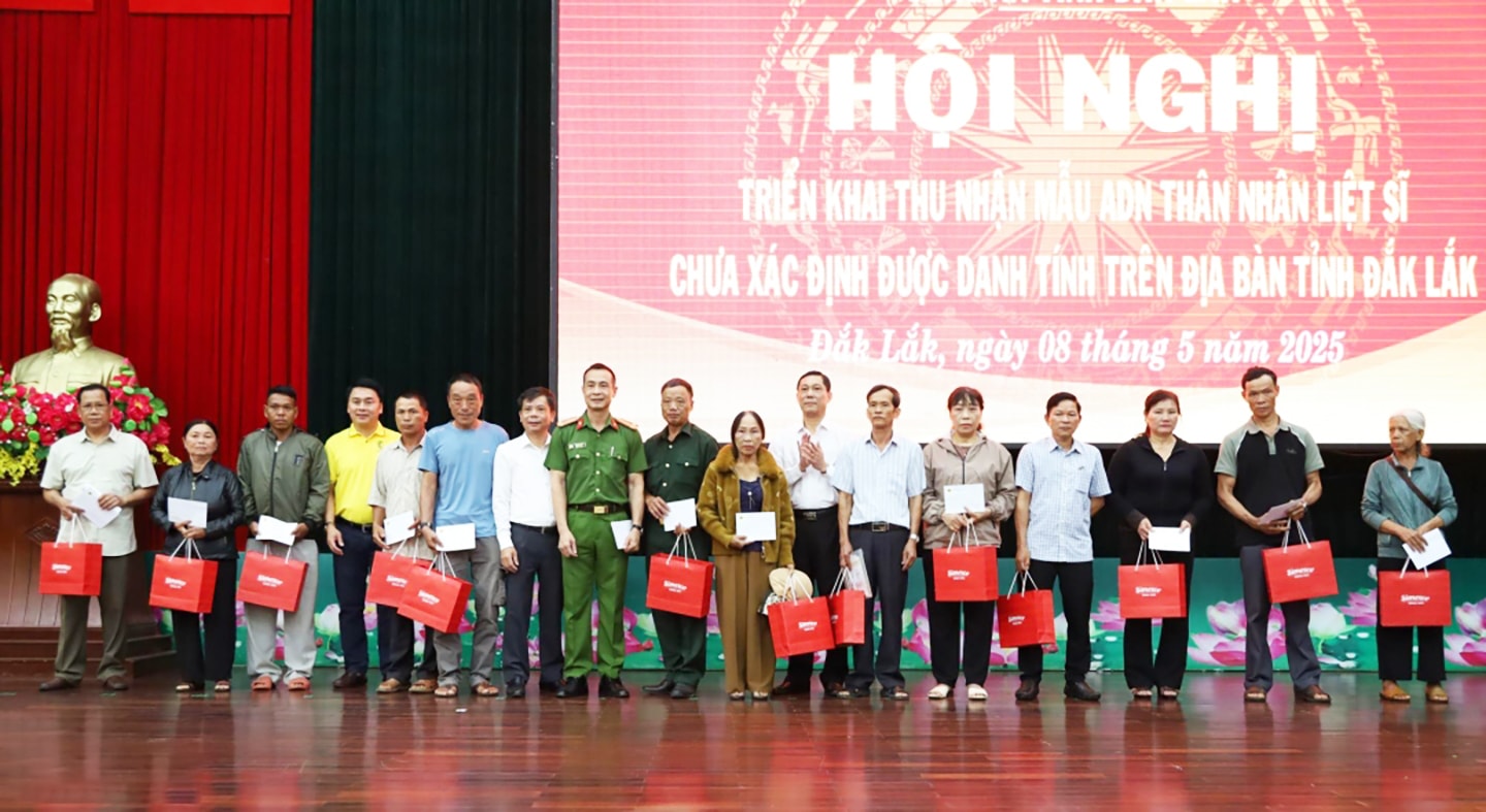 Lãnh đạo công an tỉnh tặng quà các thân nhân, gia đình liệt sĩ