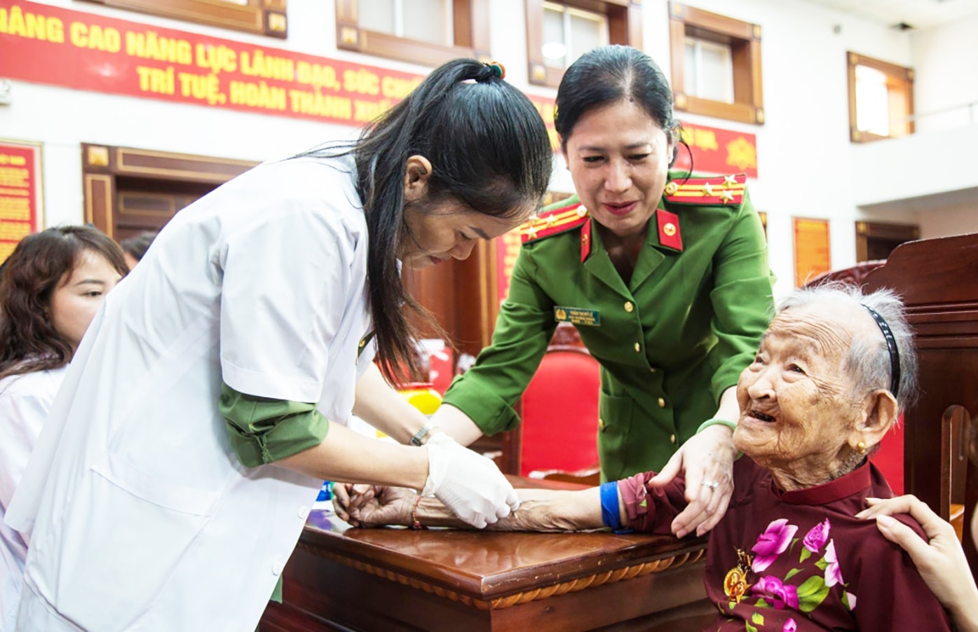 Lấy mẫu ADN cho mẹ liệt sĩ đến dự hội nghị