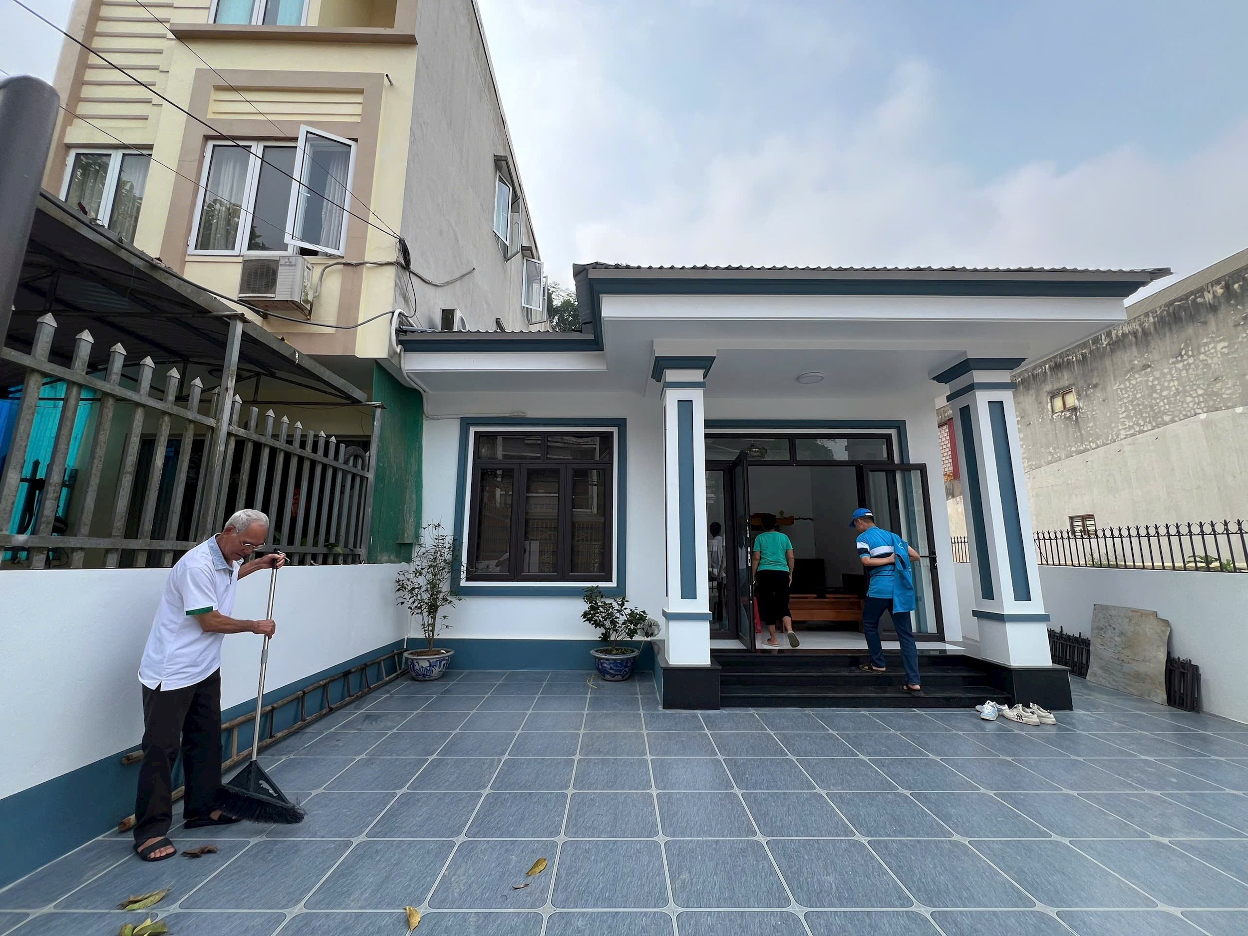 ngoi nha moi cua ba Tập