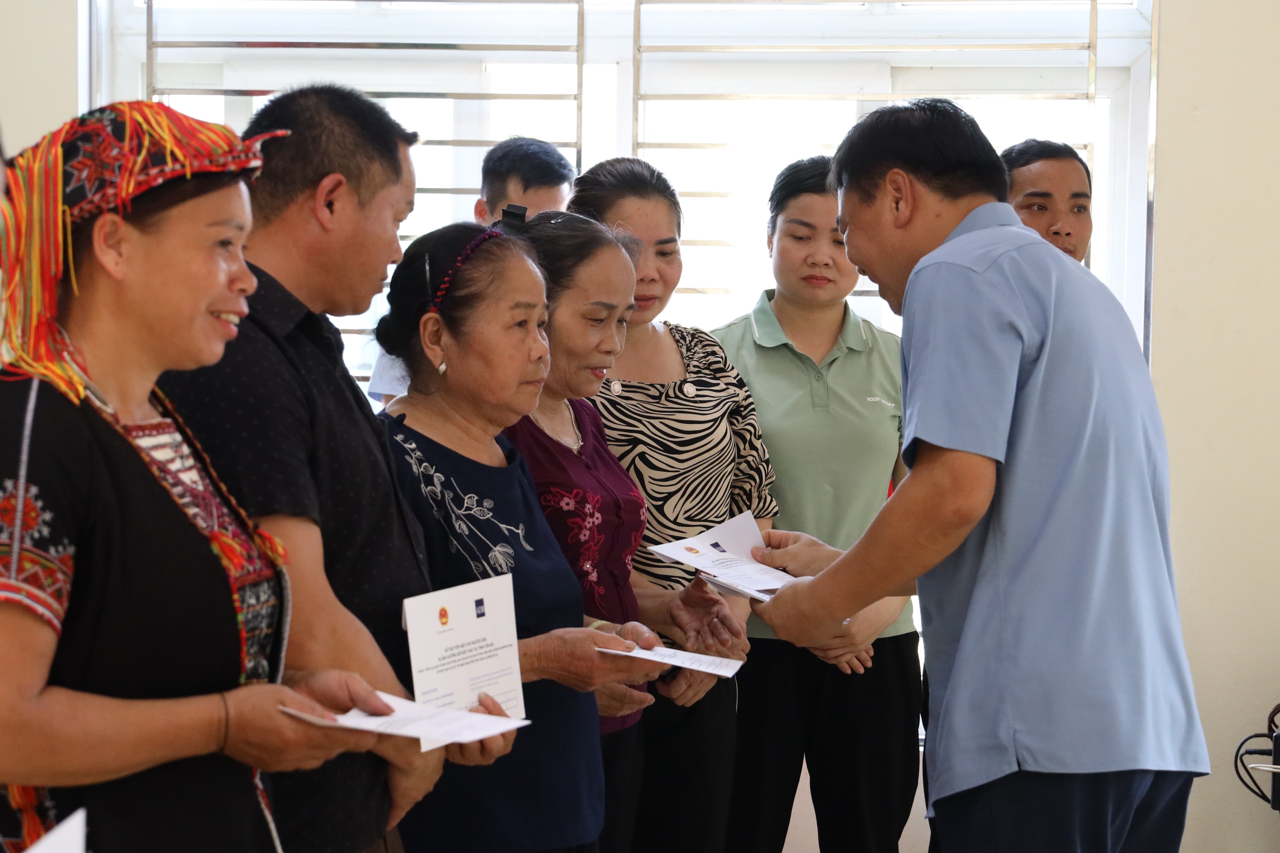 Thu truong Nguyen Hoang Hiep trao ho tro cho nguoi dan 2