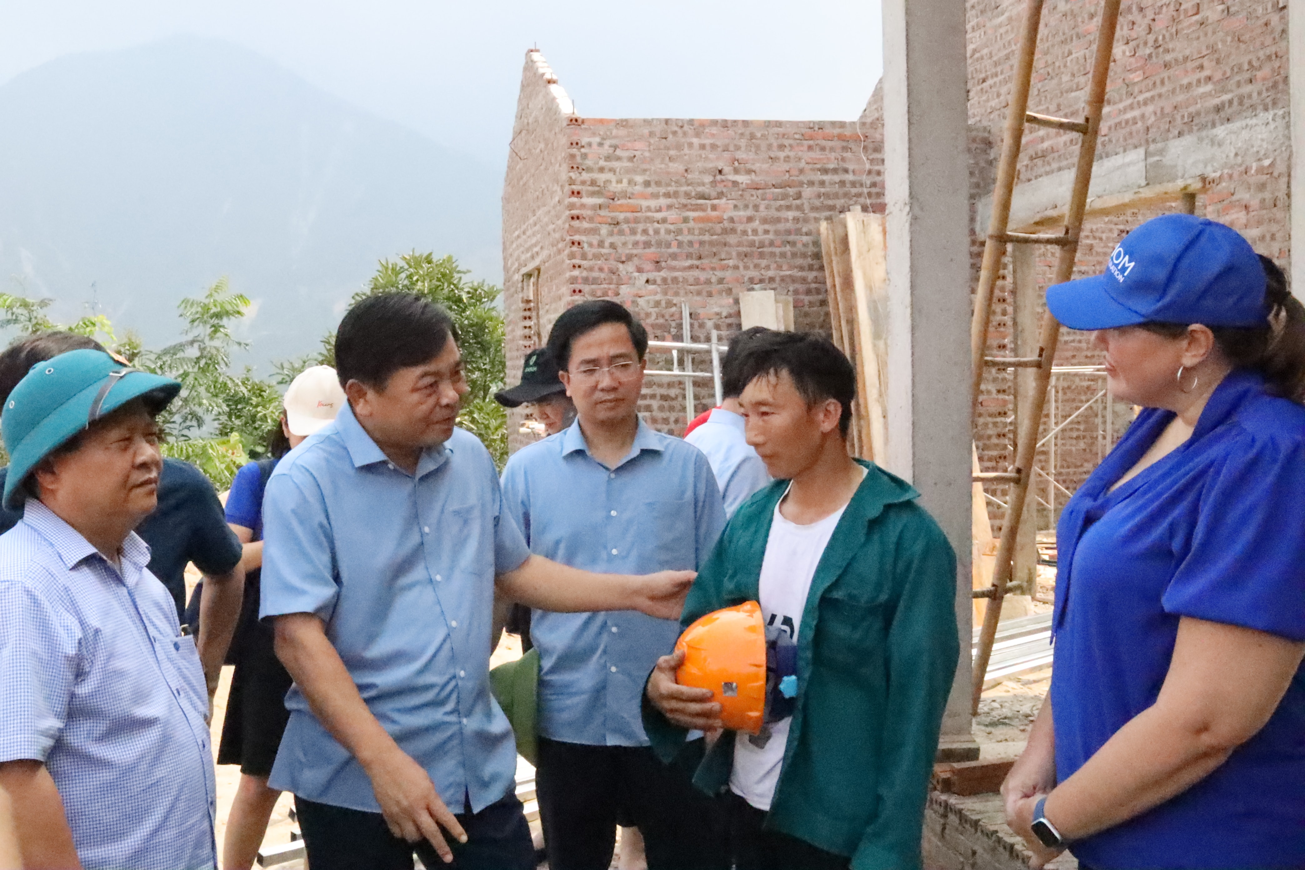 doan cuong tac tham hộ dân nhan ho tro dang trong qua trinh xay dung 2