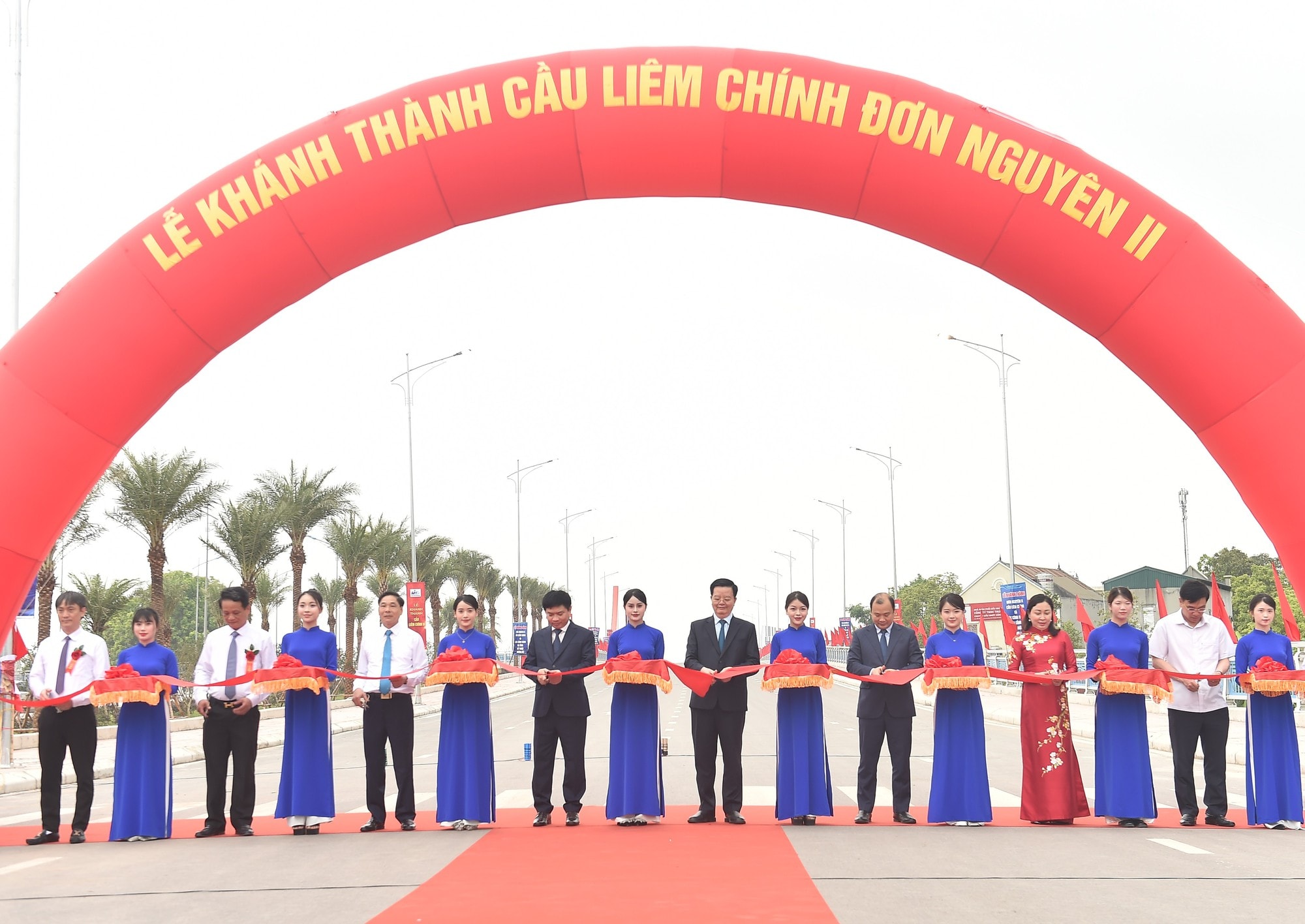 pho-thu-tuong-thuc-hien-nghi-thuc-khanh-thanh-cau-1746874992721590174559.jpg