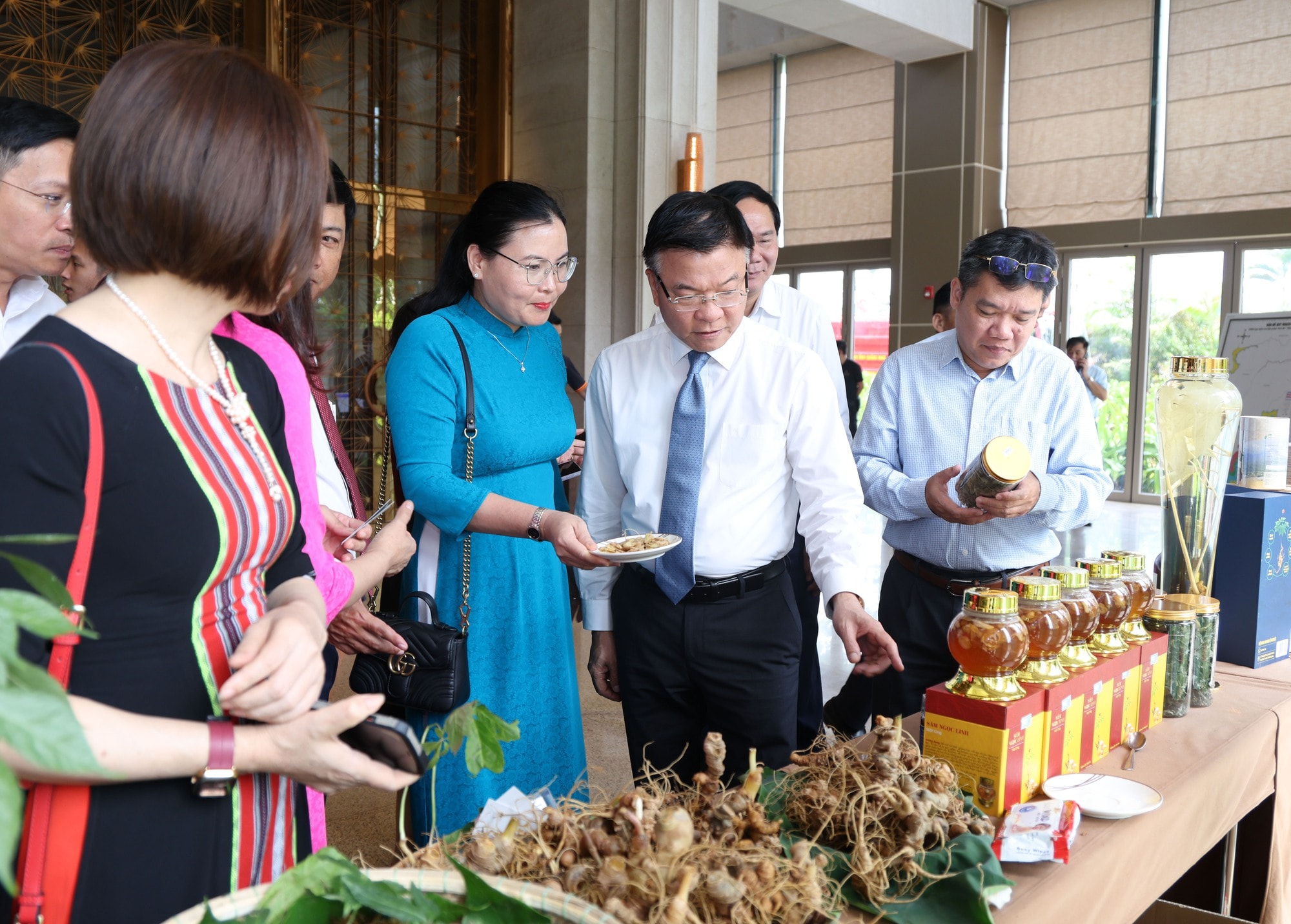 pttg-nghe-gioi-thieu-ve-cac-san-pham-tu-sam-ngoc-linh-1-1746858228997244672577.jpg