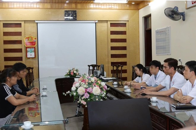 ảnh:N.V.T đến Bệnh viện Đa khoa tỉnh Nam Định xin lỗi. Ảnh: Công an tỉnh Nam Định