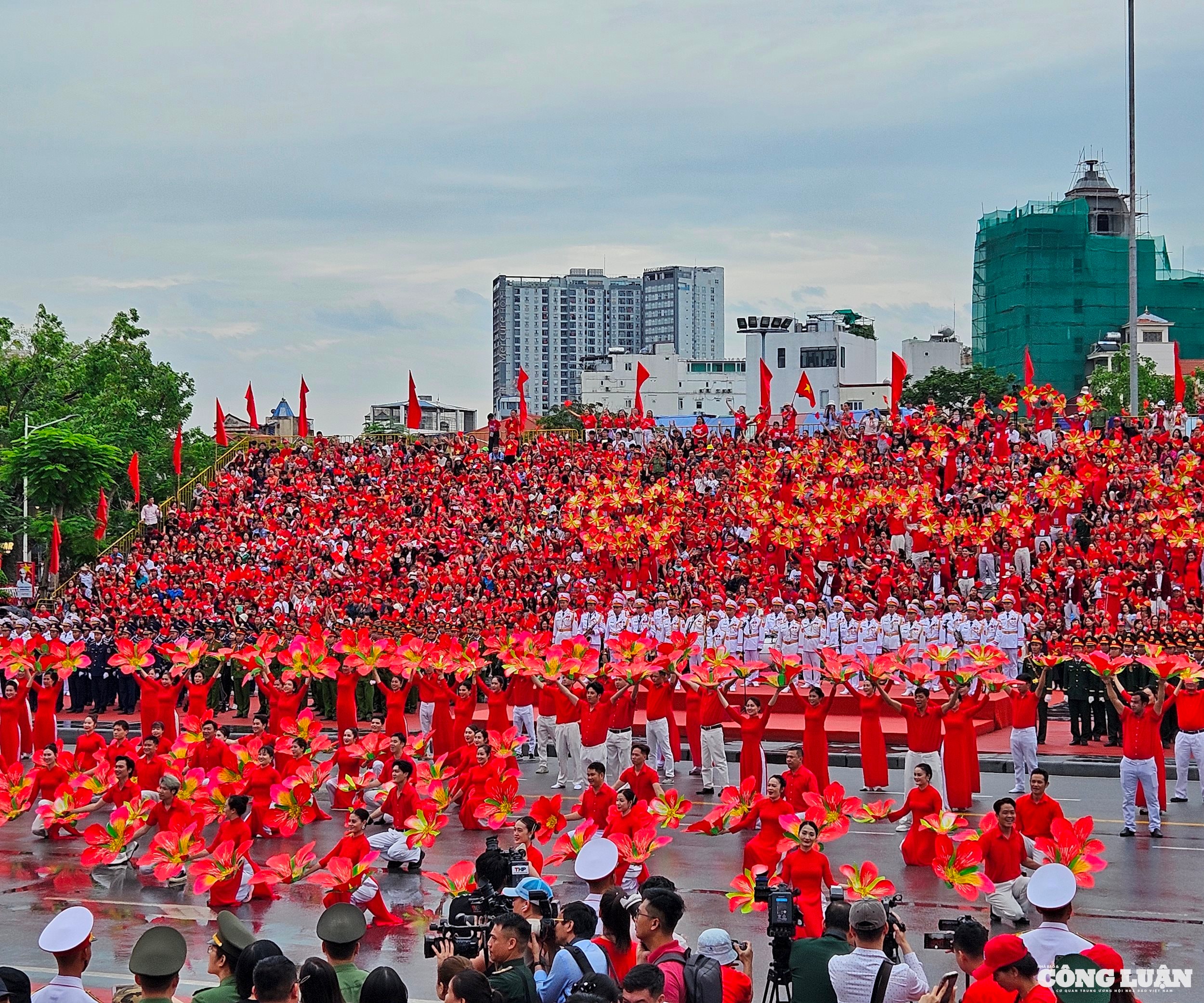 Đúng 7h30 ngày 11/5, TP Hải Phòng tổ chức Chương trình duyệt đội ngũ và diễu hành quần chúng kỷ niệm 70 năm Ngày Giải phóng thành phố (13/5/1955-13/5/2025). Thời tiết lúc này vừa tạnh mưa, mát mẻ, rất thuận lợi cho việc tổ chức buổi lễ cũng như việc người dân theo dõi sự kiện