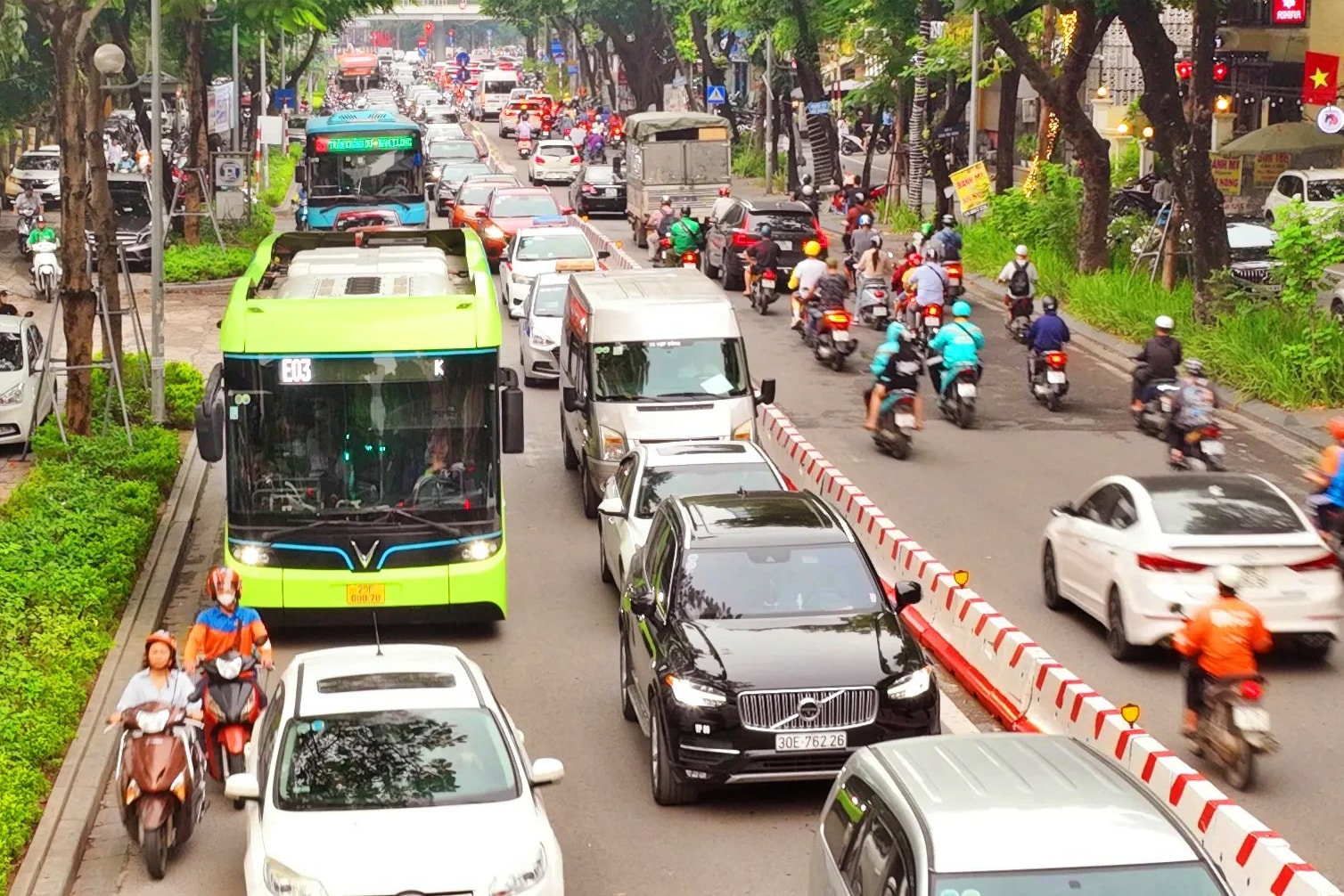 Ô tô lưu hành tại Hà Nội và TP.HCM sẽ phải đáp ứng tiêu chuẩn khí thải khắt khe và sớm hơn - Ảnh: Phạm Hùng