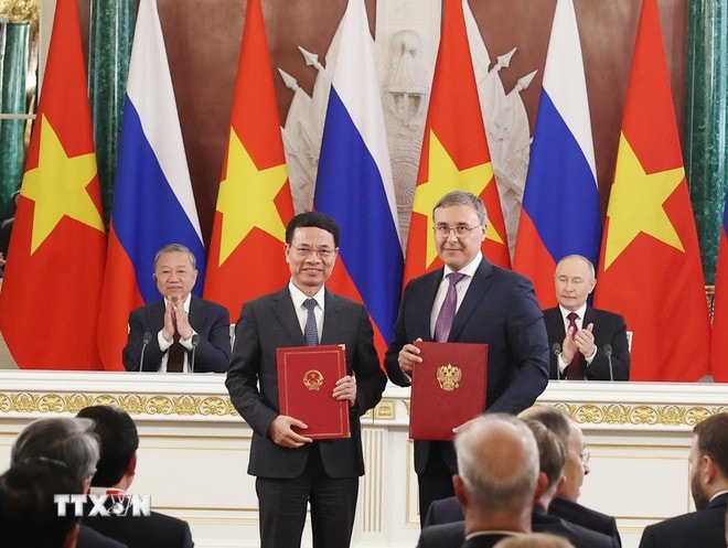 Tổng Bí thư Tô Lâm và Tổng thống Vladimir Putin chứng kiến trao Thỏa thuận giữa 2 Bộ Khoa học và Công nghệ về hợp tác cùng tuyển chọn các đề tài, dự án nghiên cứu khoa học và công nghệ Việt - Nga. Ảnh: TTXVN
