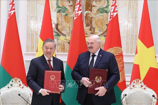 Tổng Bí thư Tô Lâm và Tổng thống Aleksandr Lukashenko ký Tuyên bố chung về việc thiết lập quan hệ Đối tác chiến lược Việt Nam - Belarus. Ảnh: TTXVN