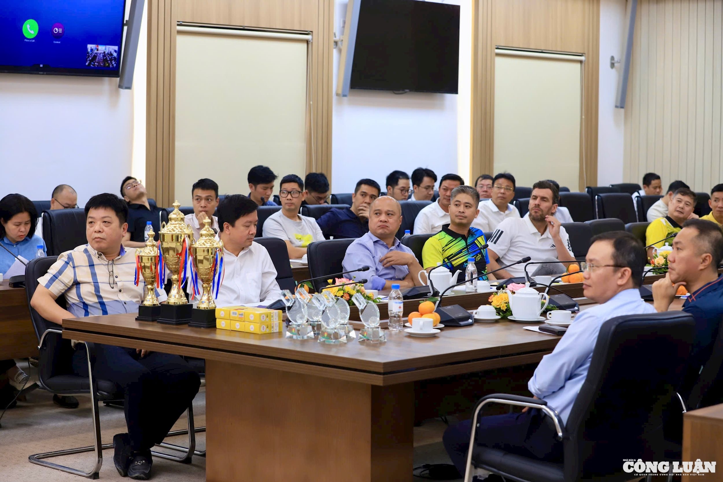 Lãnh đạo, khách mời tham buổi họp báo.