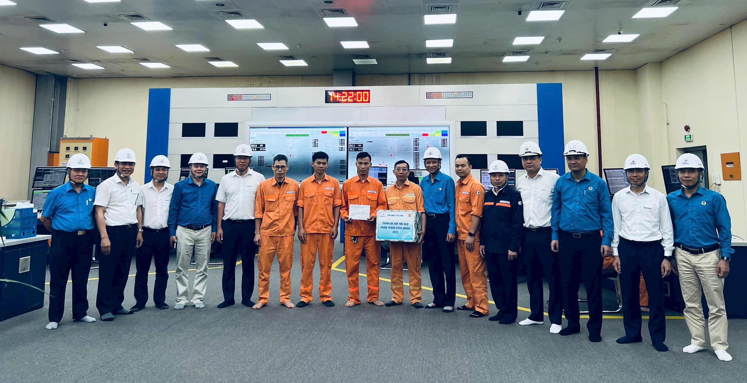 Lãnh đạo EVNGENCO1 tặng quà cho CBCNV Phân xưởng Vận hành.