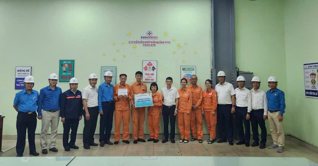 Lãnh đạo EVNGENCO1 tặng quà cho CBCNV Phân xưởng sửa chữa Điện tự động.