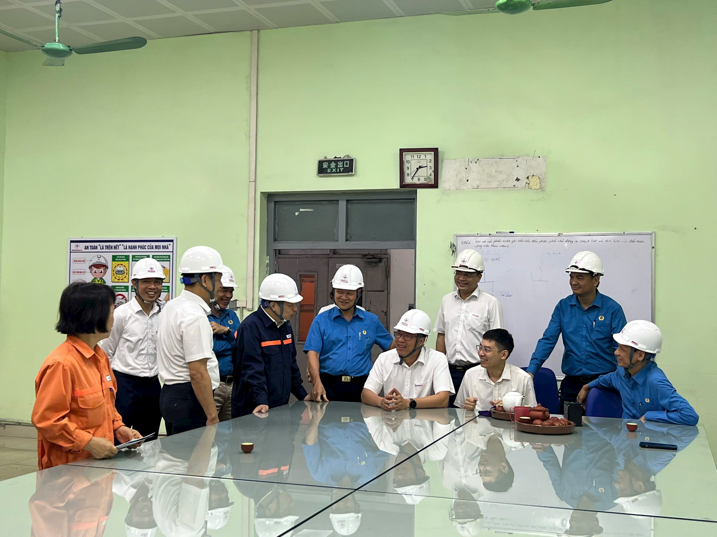 Các đồng chí Lãnh đạo EVNGENCO1 trò chuyện, thăm hỏi người lao động đơn vị.
