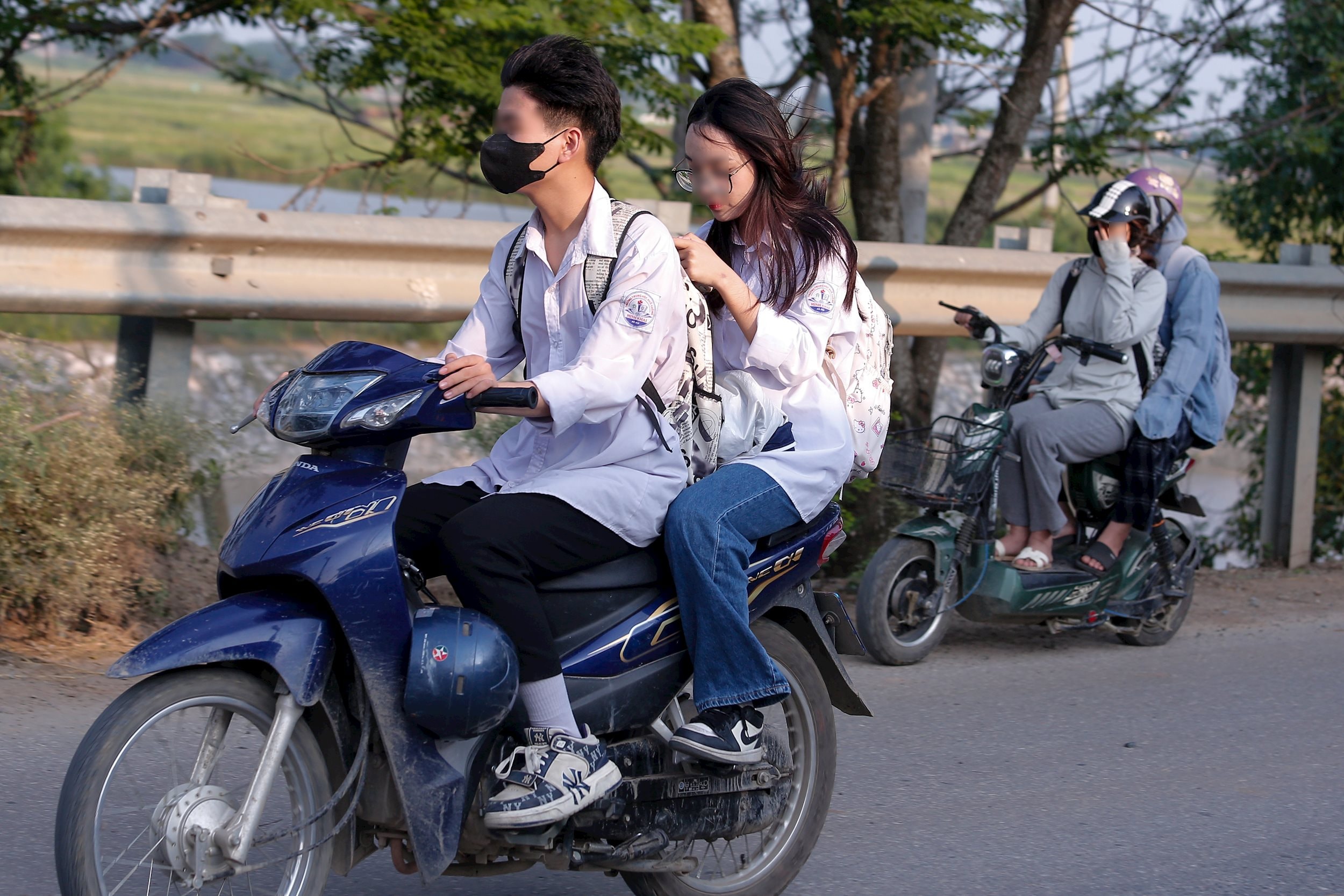 Do hầu hết các trường học đều nghiêm cấm học sinh điều khiển xe máy có dung tích trên 50cc, nên nhiều em lựa chọn gửi xe tại các bãi giữ xe tự phát xung quanh trường, sau đó đi bộ vào lớp để tránh bị phát hiện và xử lý.