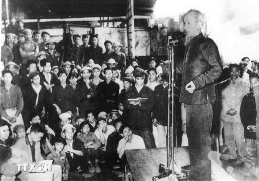 Bác Hồ nói chuyện với công nhân Nhà máy cơ khí Duyên Hải (Hải Phòng), ngày 16-3-1961. (Ảnh: Tư liệu/TTXVN)
