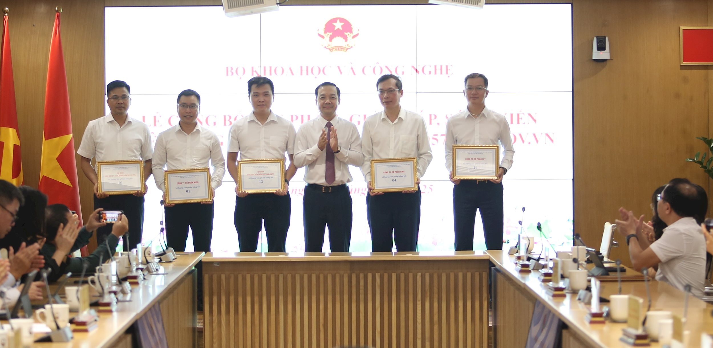 Thứ trưởng Phạm Đức Long trao kỷ niệm chương cho các doanh nghiệp có sản phẩm, giải pháp được công bố