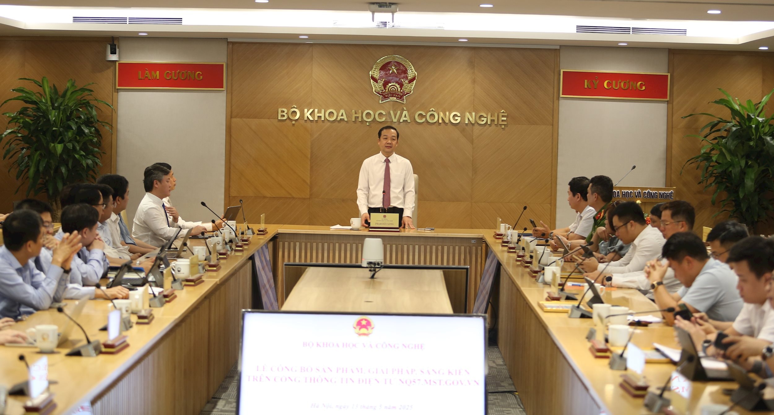Toàn cảnh