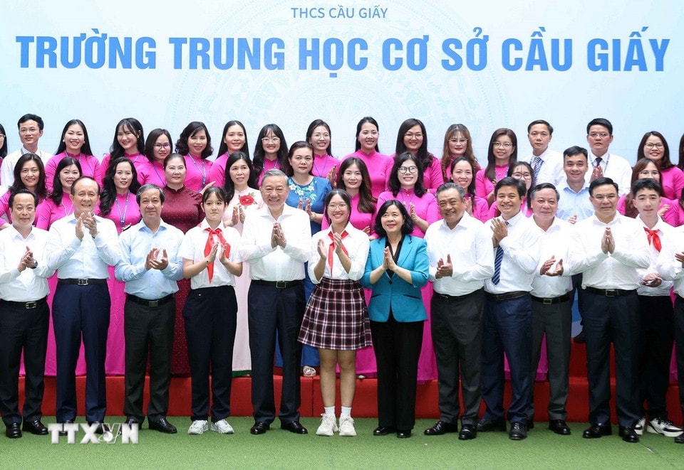 tong-bi-thu-to-lam-tham-truong-ams-cau-giay-12-resize.jpg