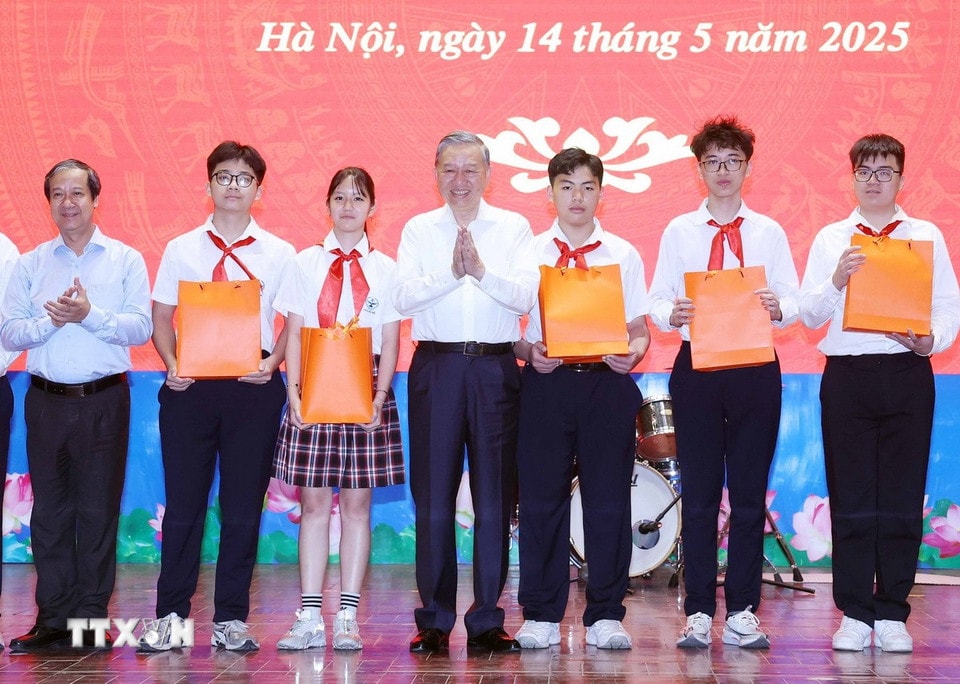 tong-bi-thu-to-lam-tham-truong-ams-cau-giay-3-resize.jpg