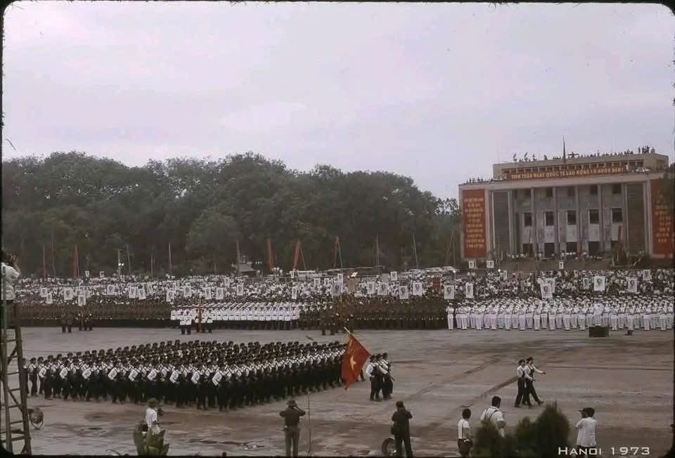Khối nữ công nhân tự vệ vừa lao động, vừa chiến đấu duyệt đội ngũ (Ảnh tư liệu).