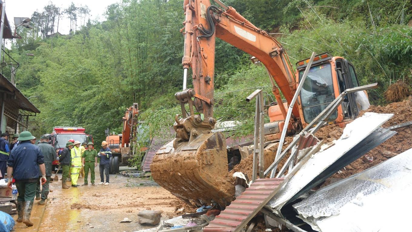 ảnh tìm kiếm nạn nhân Sa Pa bị sạt lở tử vong