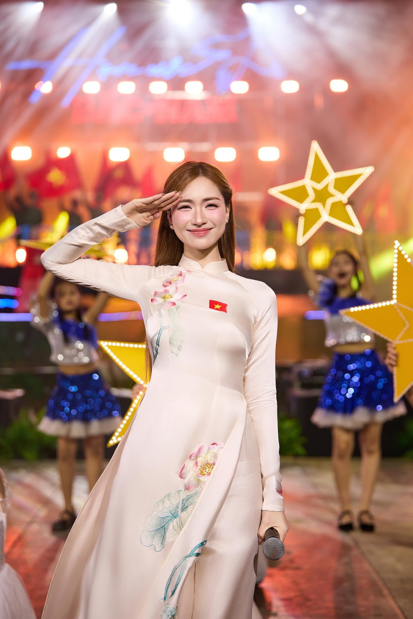 Ca sĩ Hòa Minzy (1)