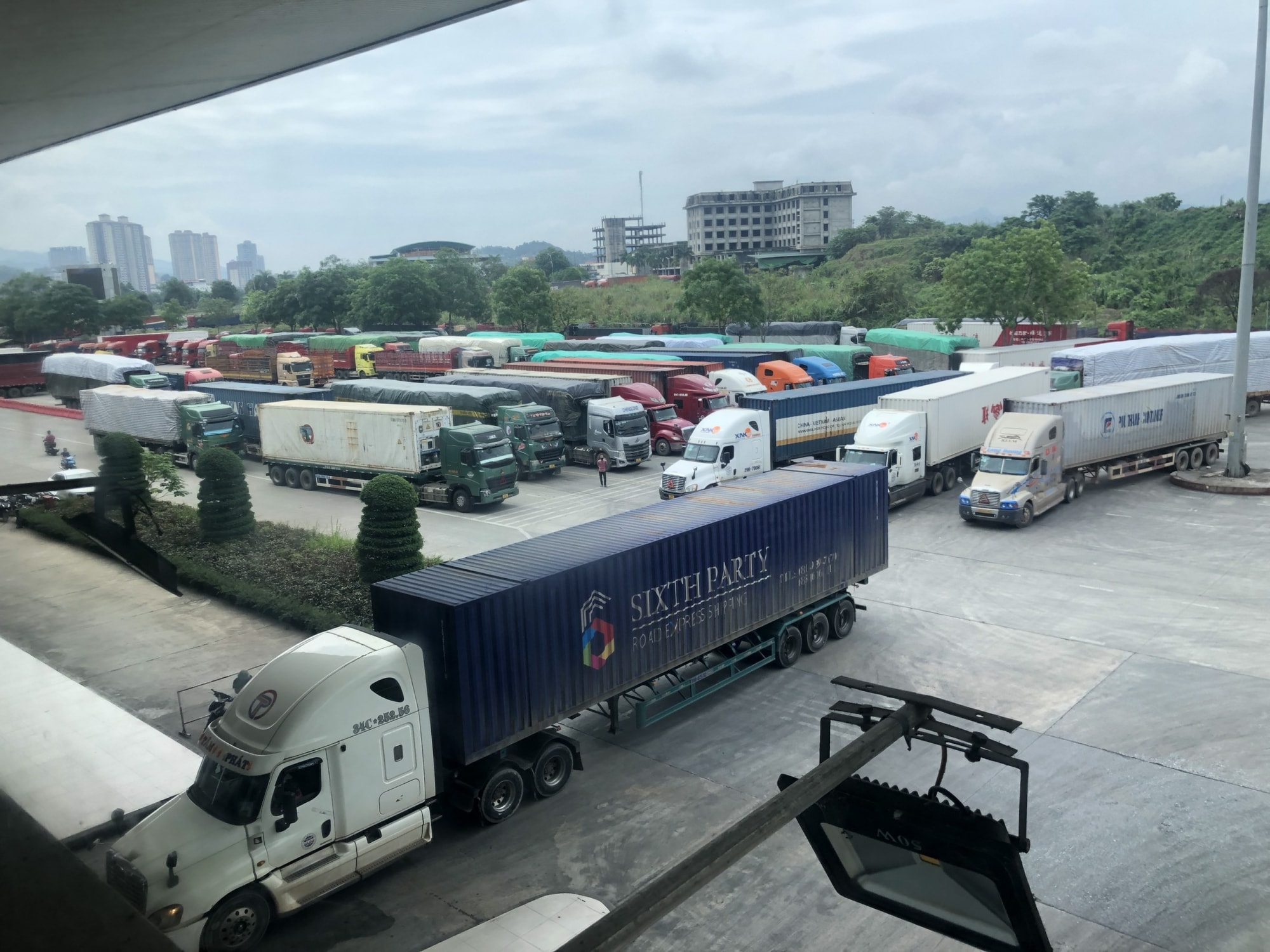 media.congluan.vn-files-content-2022-07-05-_lao-cai-thong-quan-hang-hoa-xnk-tro-lai-o-cua-khau-quoc-te-kim-thanh-202117169.jpg