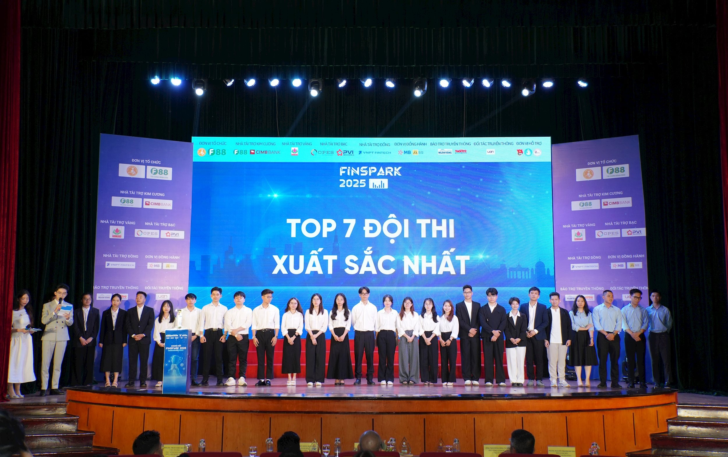 7 đội thi xuất sắc nhất bước vào vòng thi quyết định Finspark 2025