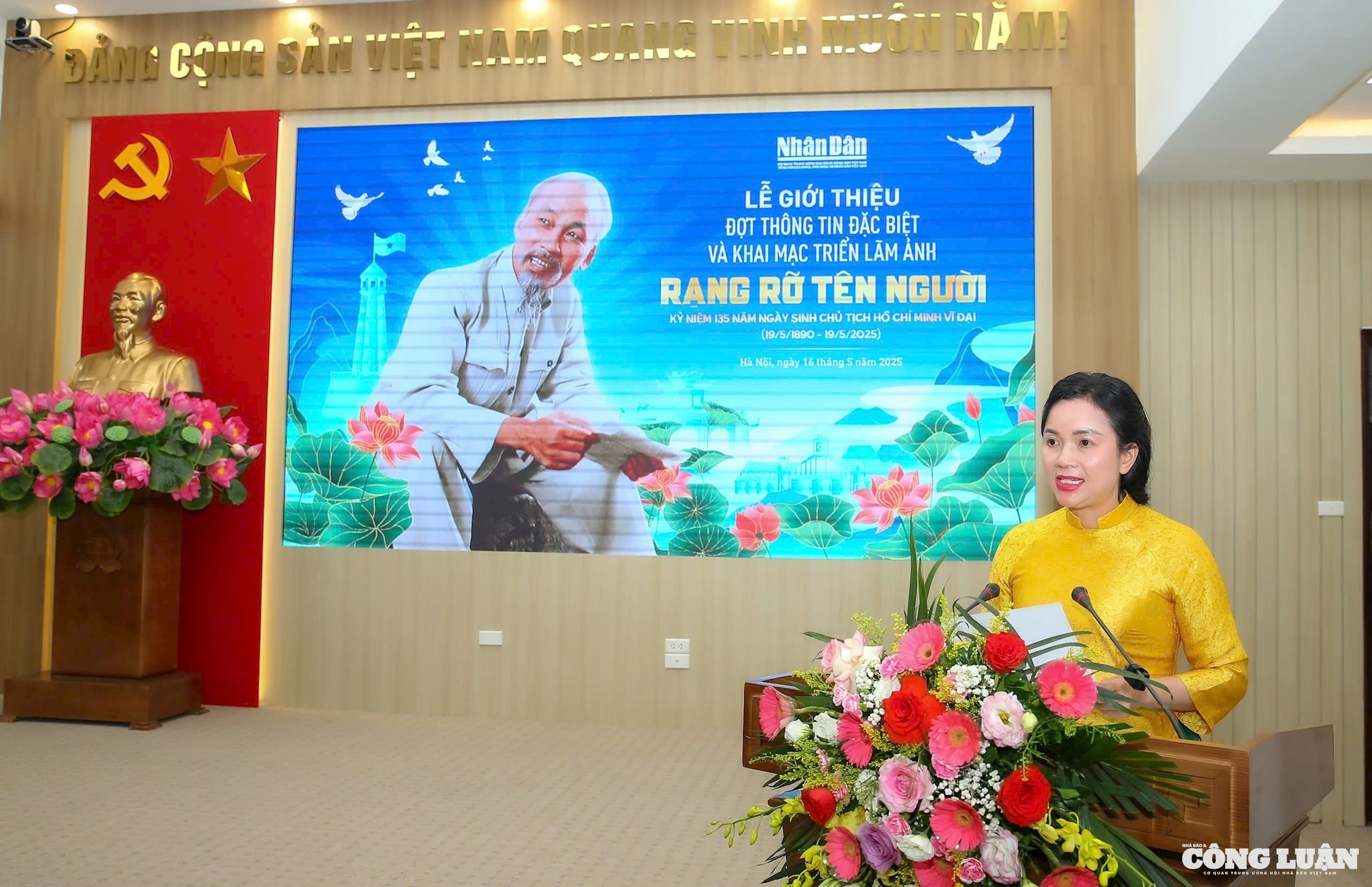 Giám đốc Khu Di tích Chủ tịch Hồ Chí Minh tại Phủ Chủ tịch Lê Thị Phượng phát biểu tại buổi khai mạc triển lãm.