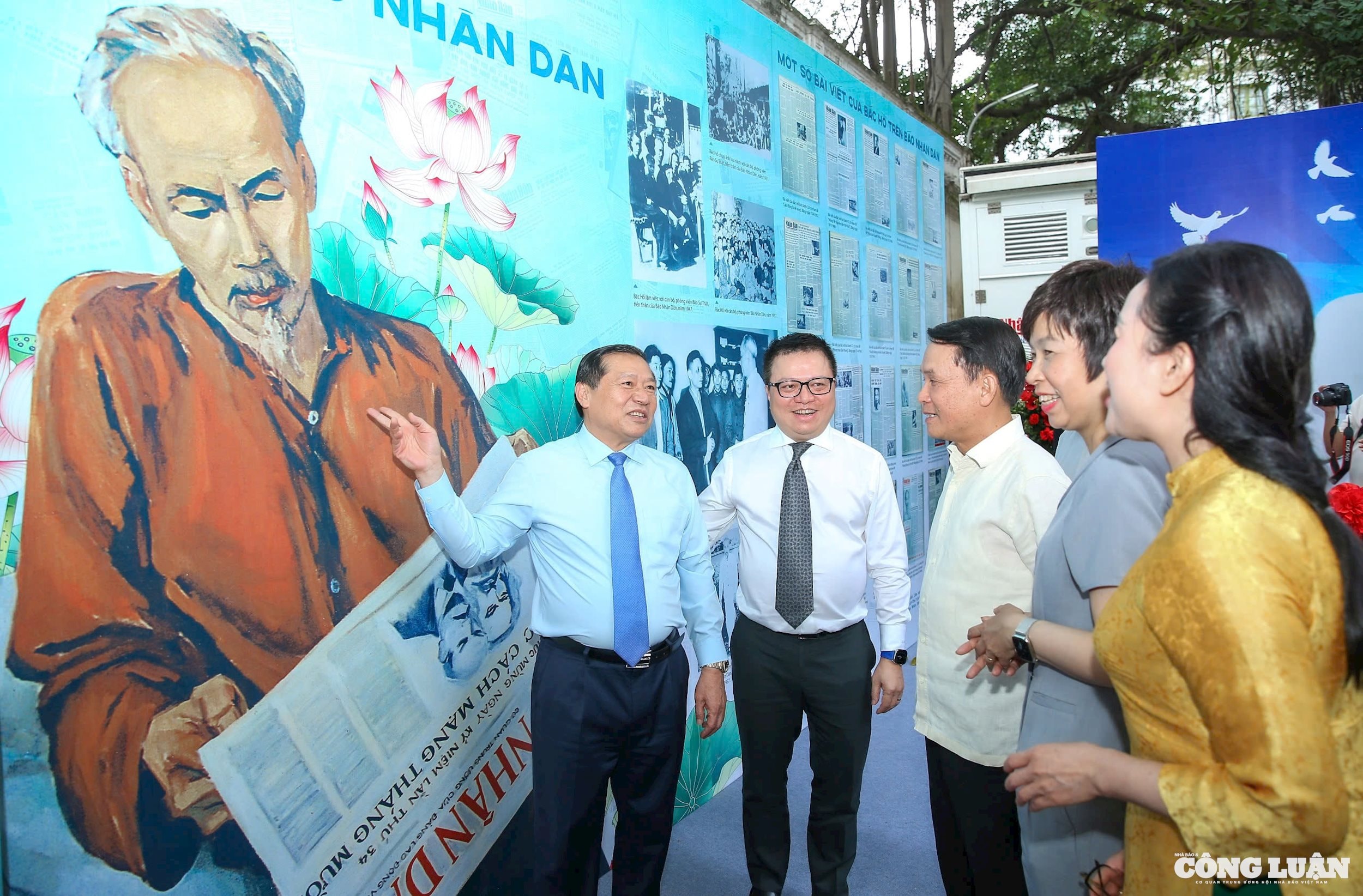 Các đại biểu tham quan khu trưng bày.