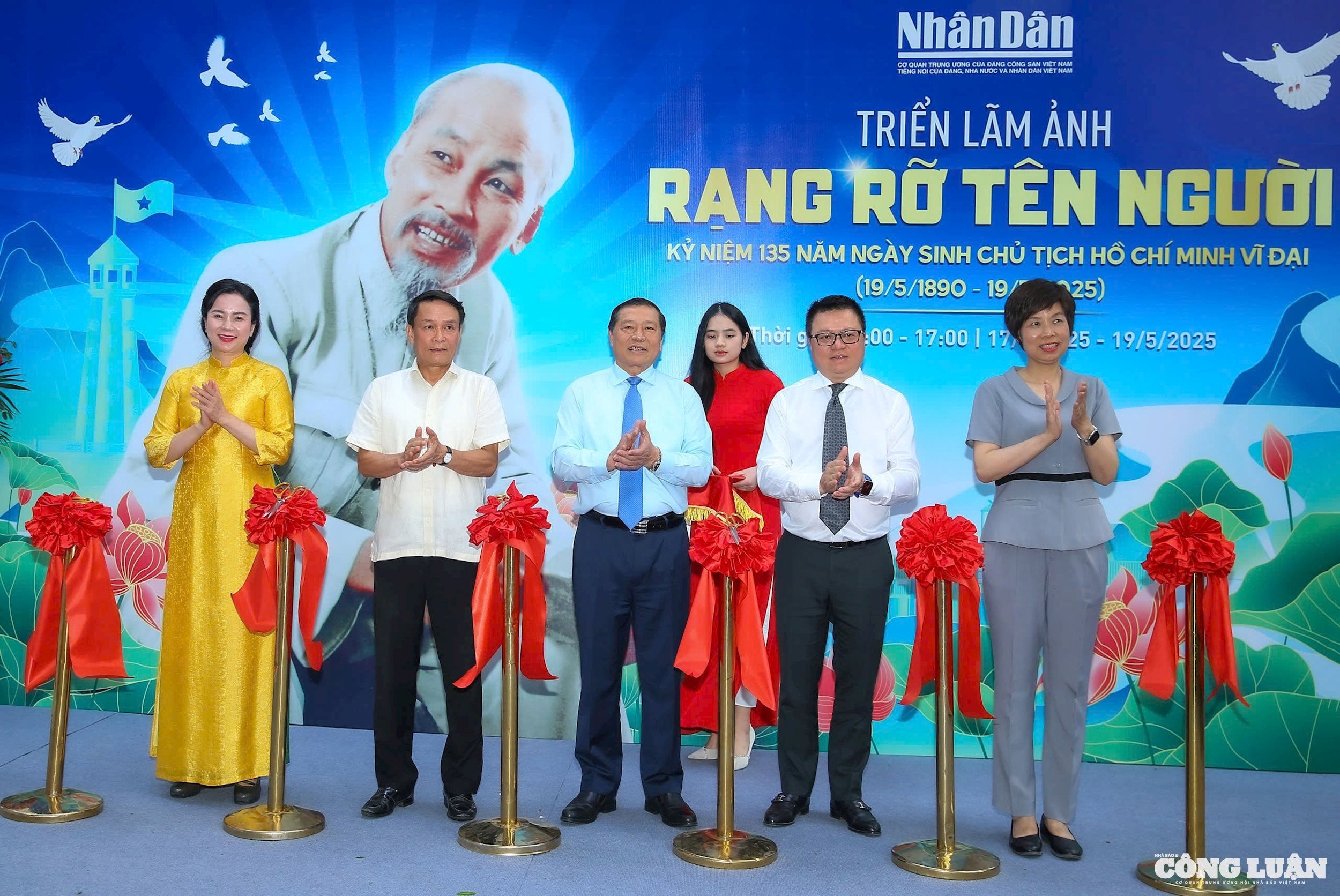 Các đại biểu cắt băng khai mạc triển lãm.