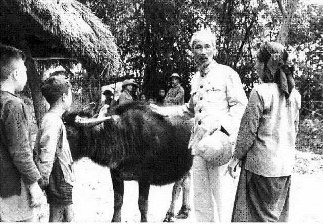 hinh-anh-bac-ho-voi-nguoi-nong-dan-2-04-13-05-34.jpg