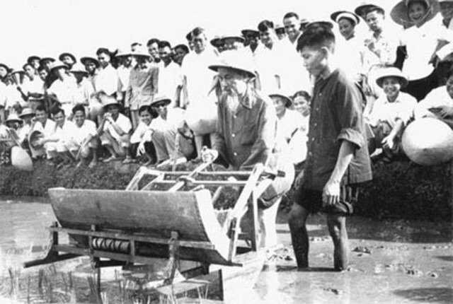 hinh-anh-bac-ho-voi-nguoi-nong-dan-5-04-13-06-23.jpg