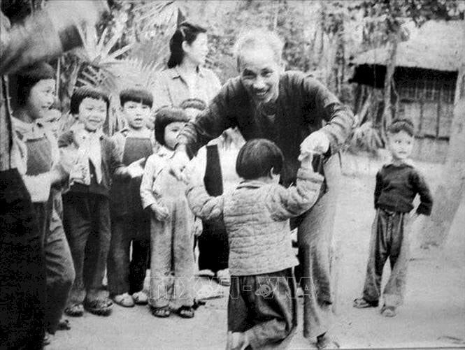 hinh-anh-bac-ho-voi-thieu-nhi-5-04-13-11-24(1).jpg