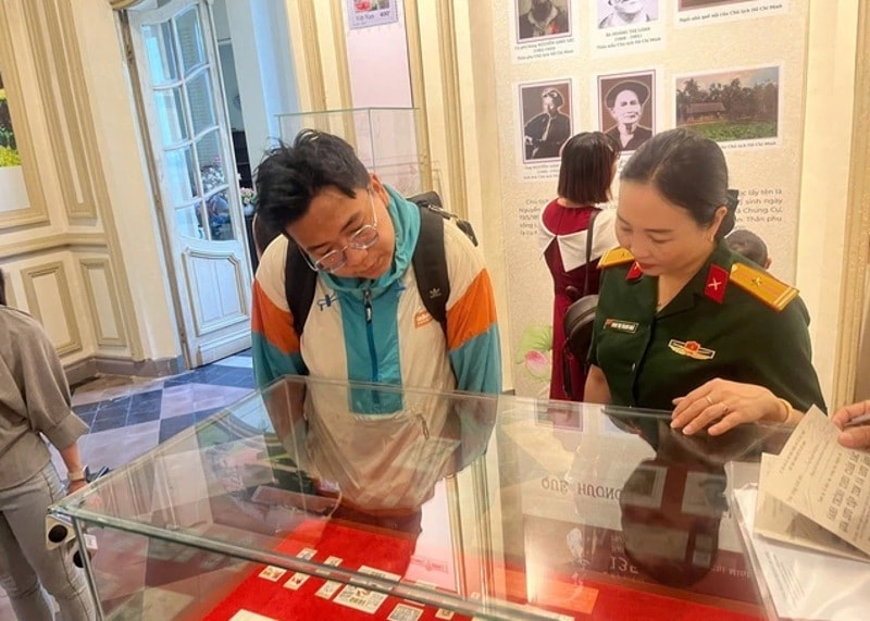 Công chúng tham quan trưng bày. Ảnh: TNO
