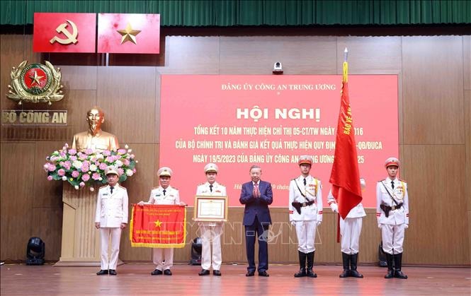 to-lam-19525-12.jpg