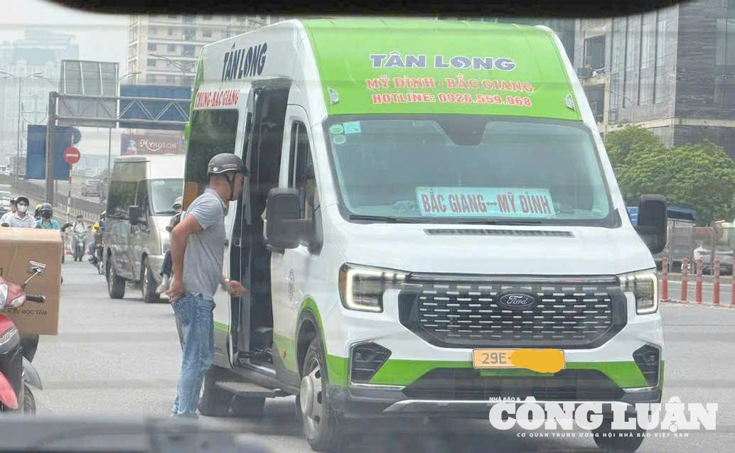 Theo ghi nhận ngày 19/5, tại đường Phạm Hùng (đoạn từ Bến xe Mỹ Đình đến chân cầu vượt Mai Dịch, Hà Nội) có tình trạng xe khách dừng, đỗ đón trả khách sai quy định gây cản trở giao thông.