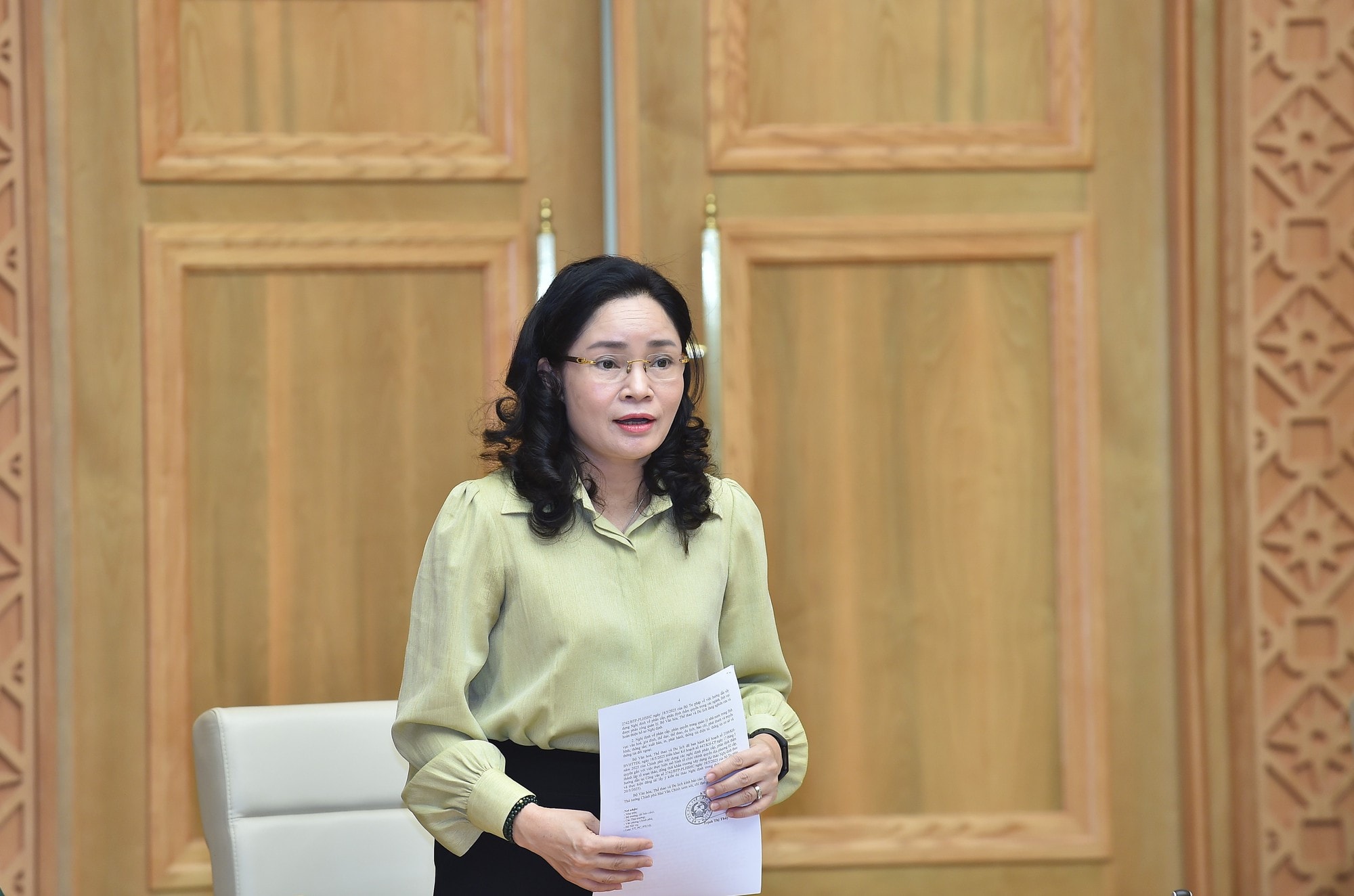 thu-truong-bo-van-hoa-the-thao-va-du-lich-trinh-thi-thuy-bao-cao-1747735902901230472945.jpg